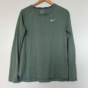 Nike Women’s Green Long Sleeve Tee Lightweight Comfort Size Medium